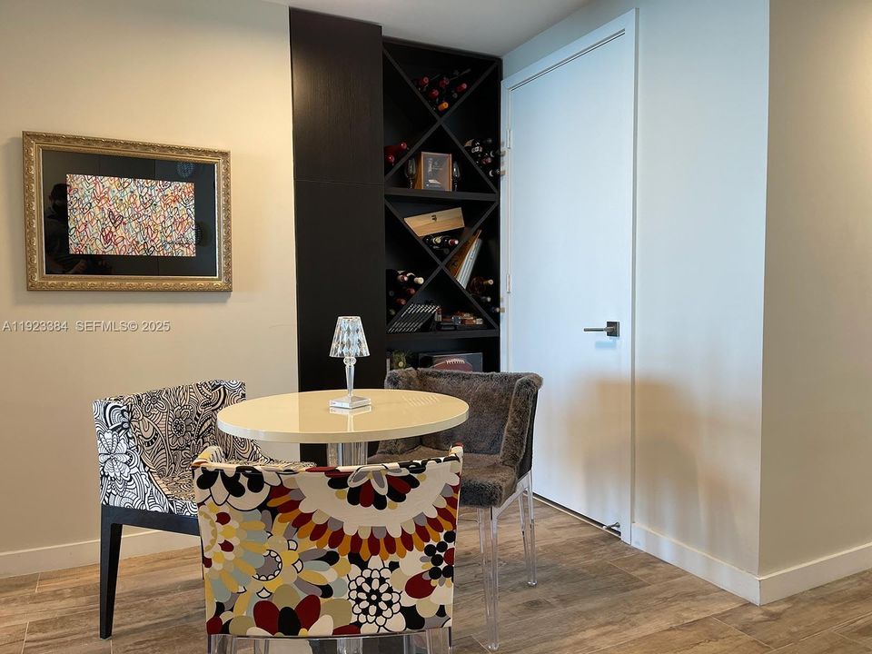 For Sale: $985,000 (2 beds, 3 baths, 1151 Square Feet)