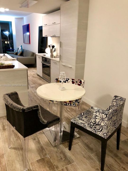 For Sale: $985,000 (2 beds, 3 baths, 1151 Square Feet)