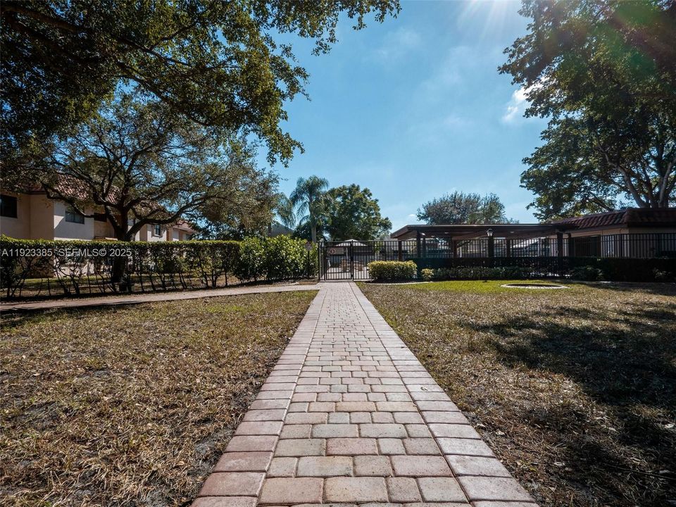 待售: $285,000 (2 贝兹, 2 浴室, 800 平方英尺)