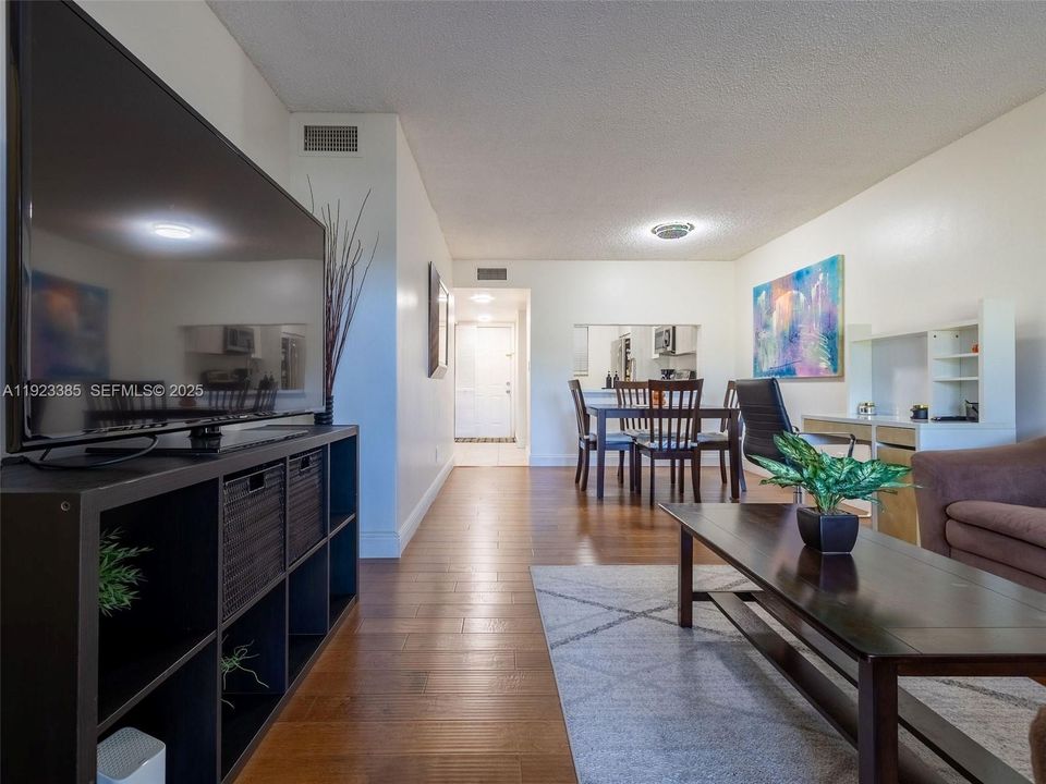 待售: $285,000 (2 贝兹, 2 浴室, 800 平方英尺)