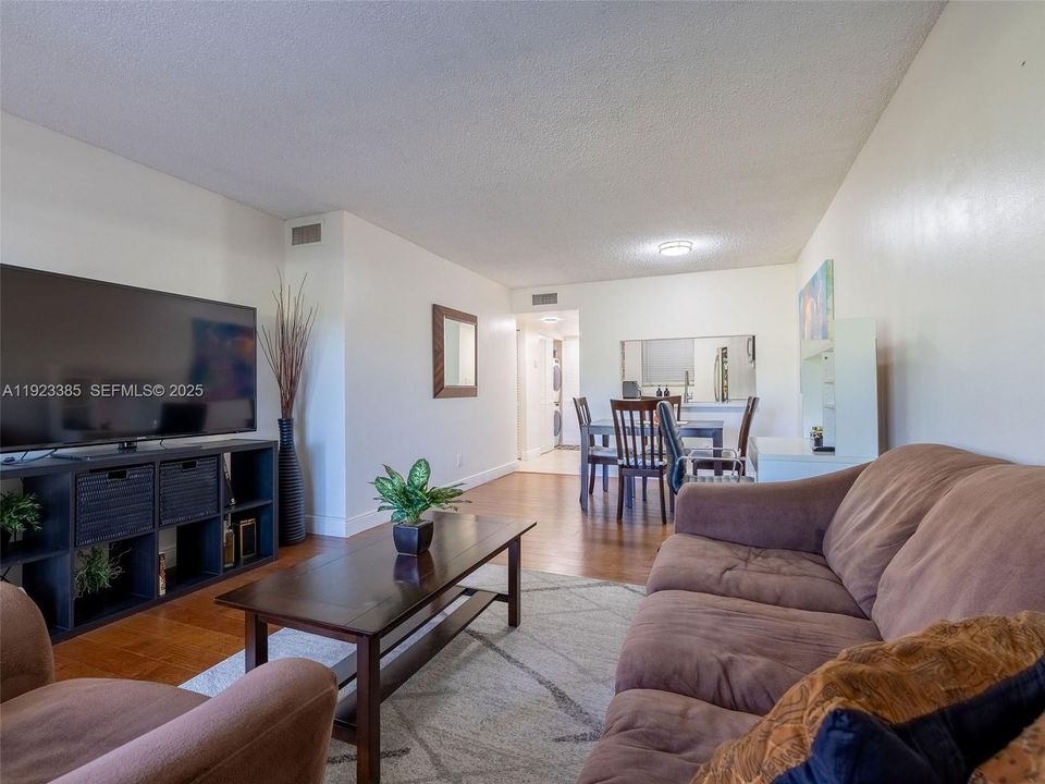 待售: $285,000 (2 贝兹, 2 浴室, 800 平方英尺)