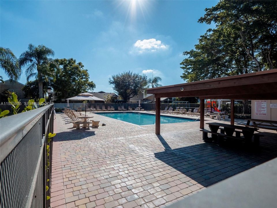 待售: $285,000 (2 贝兹, 2 浴室, 800 平方英尺)