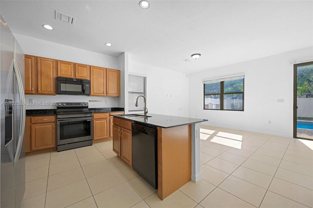 待售: $825,000 (4 贝兹, 2 浴室, 2156 平方英尺)