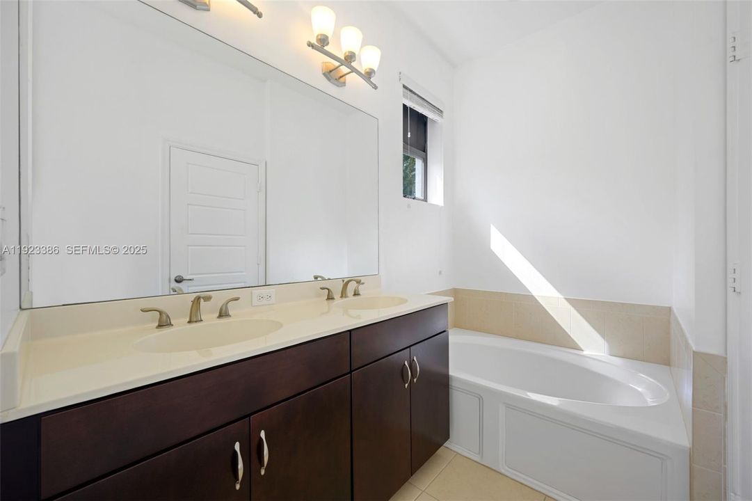 待售: $825,000 (4 贝兹, 2 浴室, 2156 平方英尺)