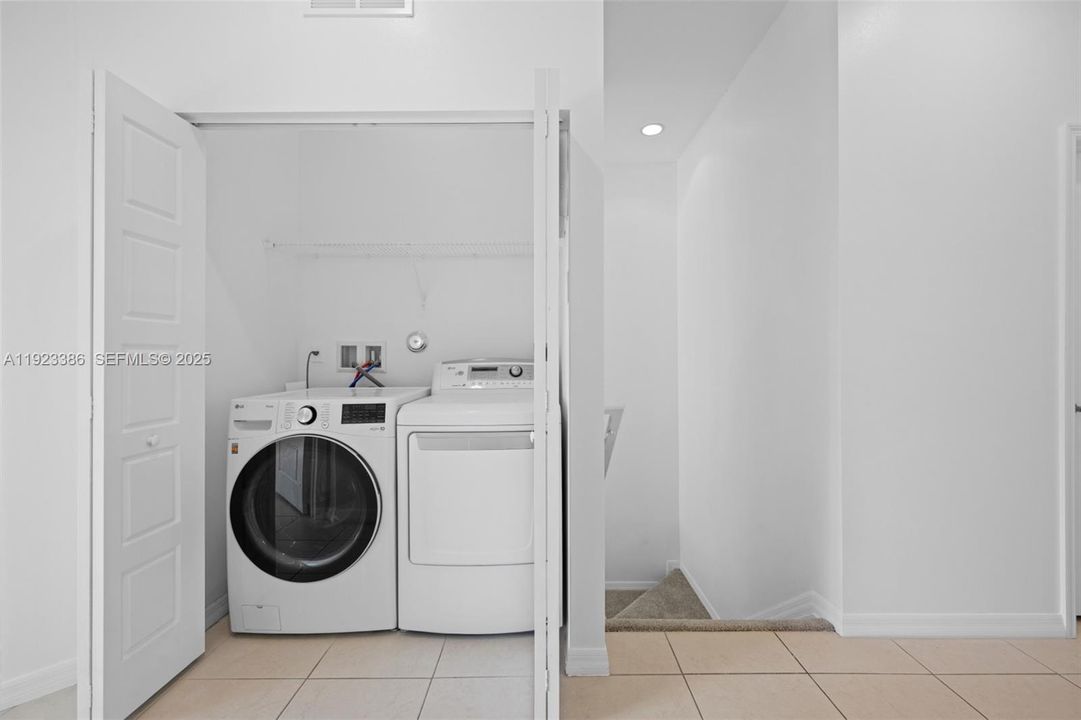 待售: $825,000 (4 贝兹, 2 浴室, 2156 平方英尺)