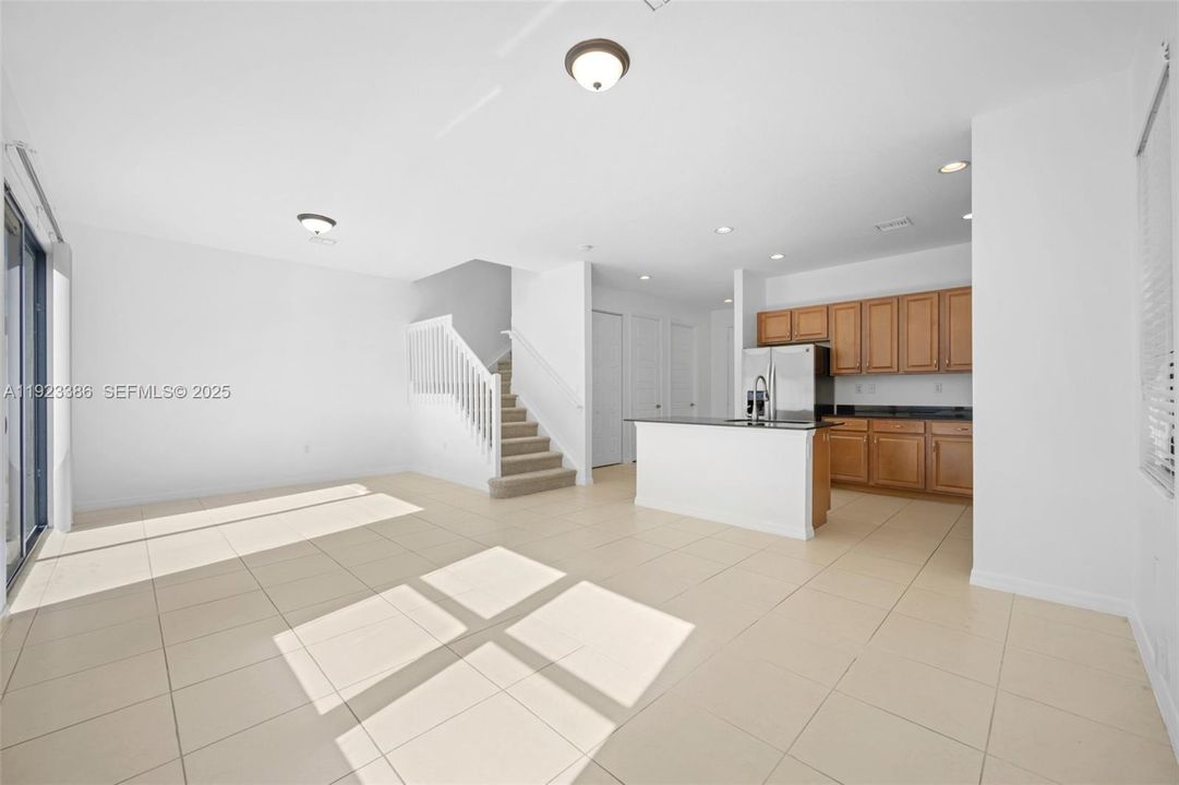 待售: $825,000 (4 贝兹, 2 浴室, 2156 平方英尺)