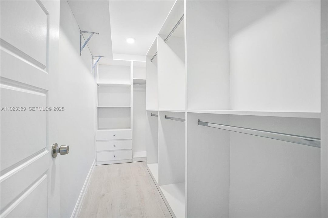 For Rent: $7,500 (3 beds, 2 baths, 1802 Square Feet)