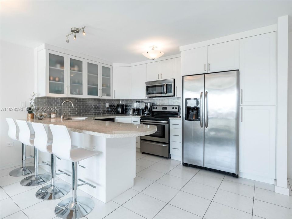 Под контрактом: $2,600 (2 спален, 2 ванн, 912 Квадратных фут)