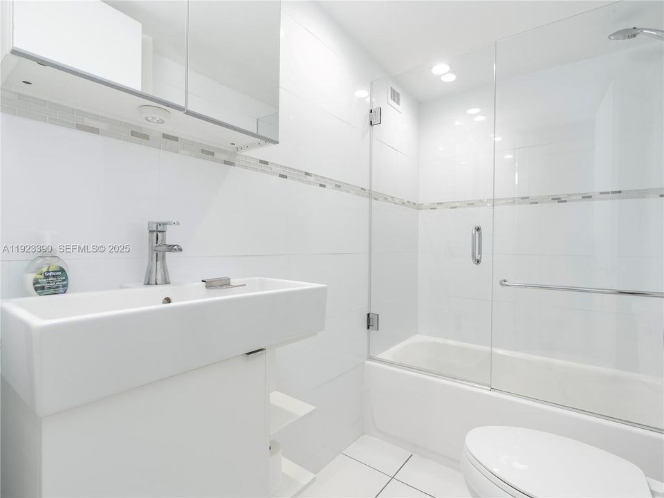 Под контрактом: $2,600 (2 спален, 2 ванн, 912 Квадратных фут)