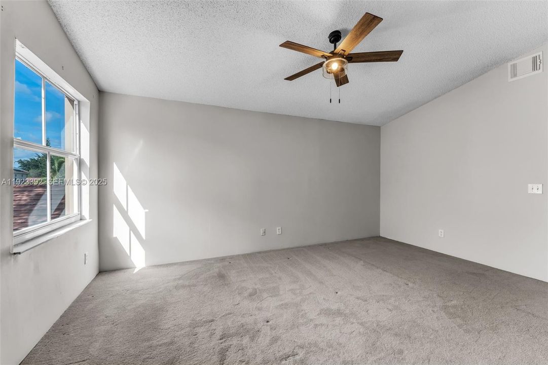 En Venta: $550,000 (3 camas, 2 baños, 1568 Pies cuadrados)