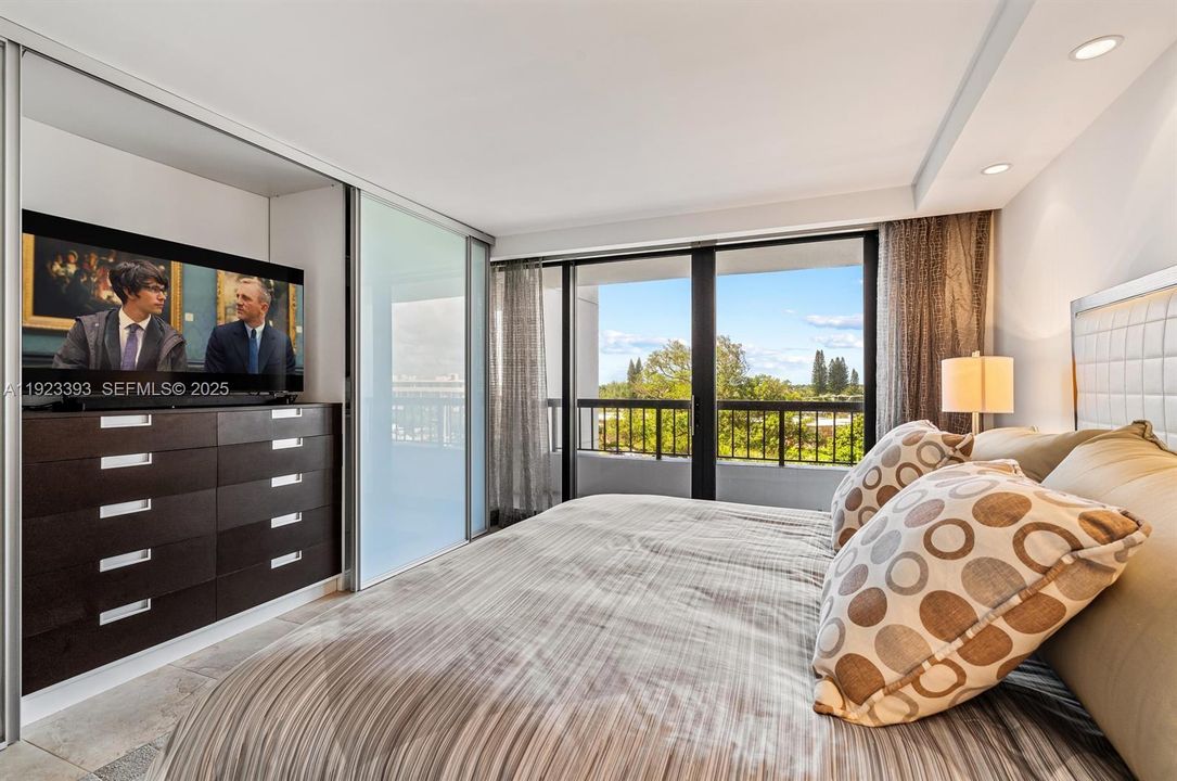 For Sale: $1,385,000 (2 beds, 2 baths, 1597 Square Feet)