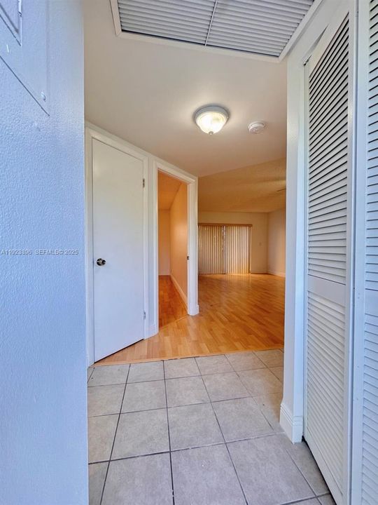For Rent: $1,900 (1 beds, 1 baths, 710 Square Feet)