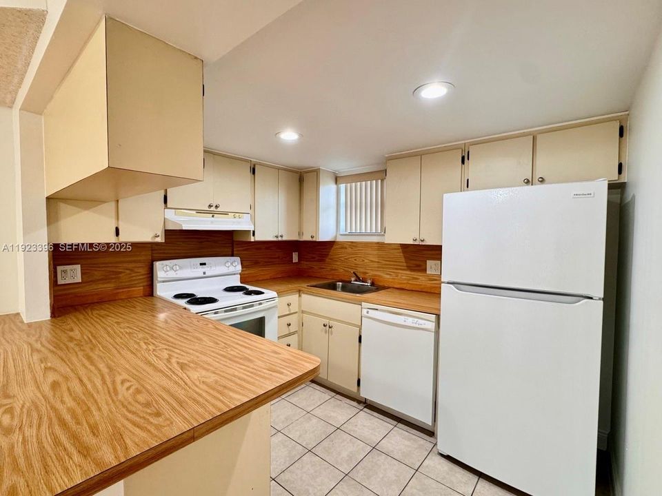 For Rent: $1,900 (1 beds, 1 baths, 710 Square Feet)