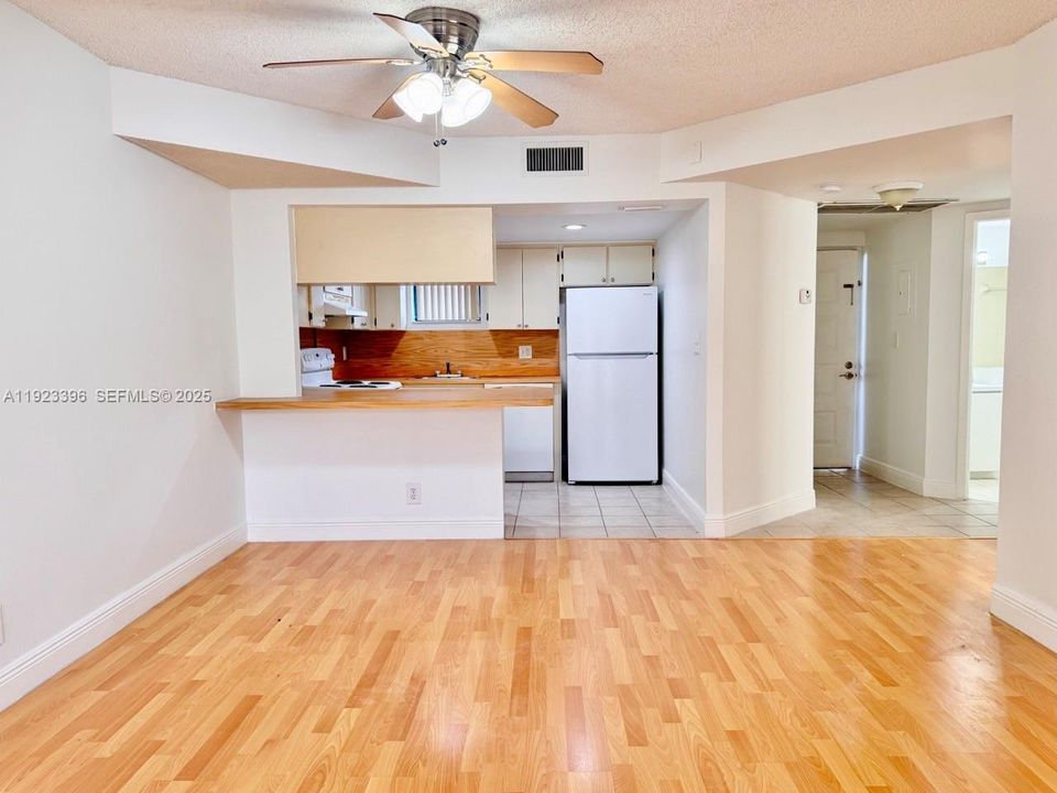 For Rent: $1,900 (1 beds, 1 baths, 710 Square Feet)
