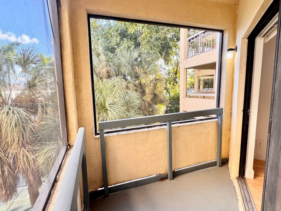 For Rent: $1,900 (1 beds, 1 baths, 710 Square Feet)