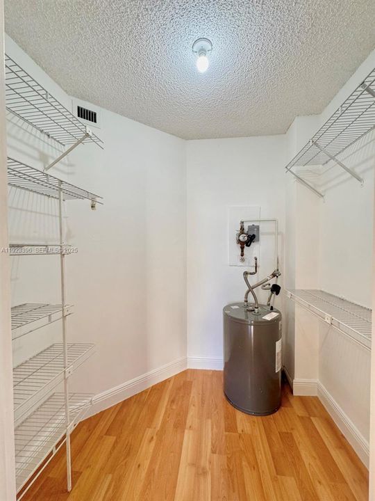 For Rent: $1,900 (1 beds, 1 baths, 710 Square Feet)