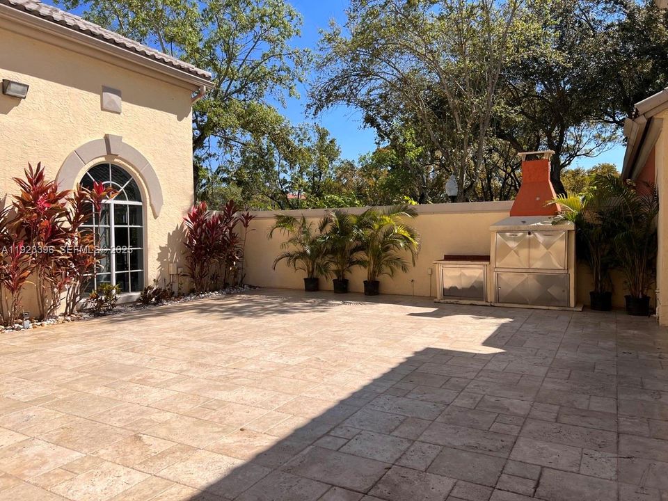 For Rent: $1,900 (1 beds, 1 baths, 710 Square Feet)