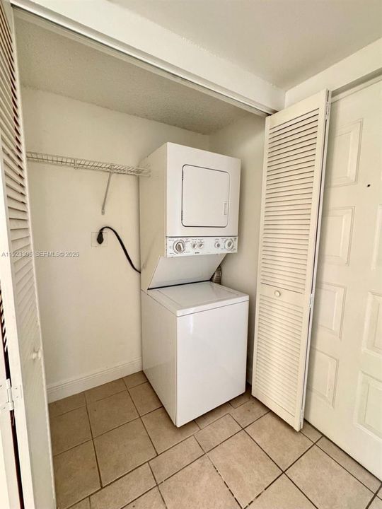 For Rent: $1,900 (1 beds, 1 baths, 710 Square Feet)