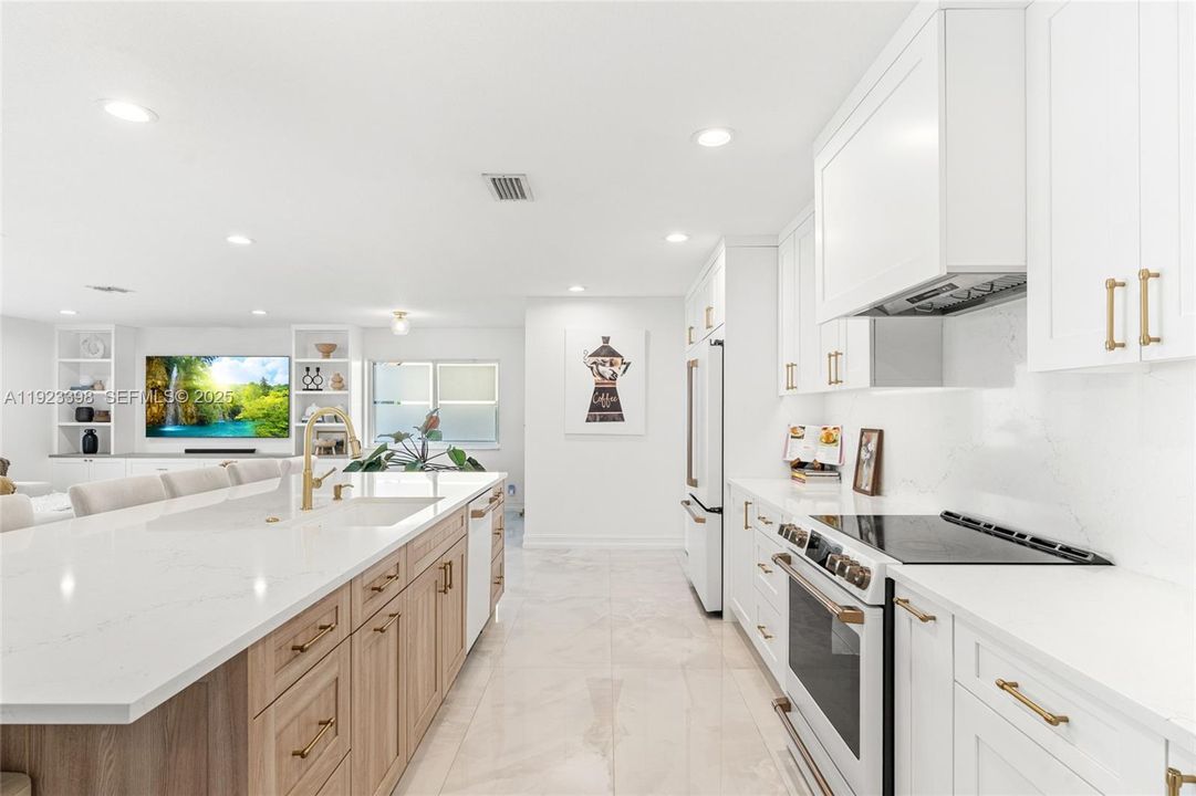 For Sale: $915,000 (5 beds, 3 baths, 3215 Square Feet)