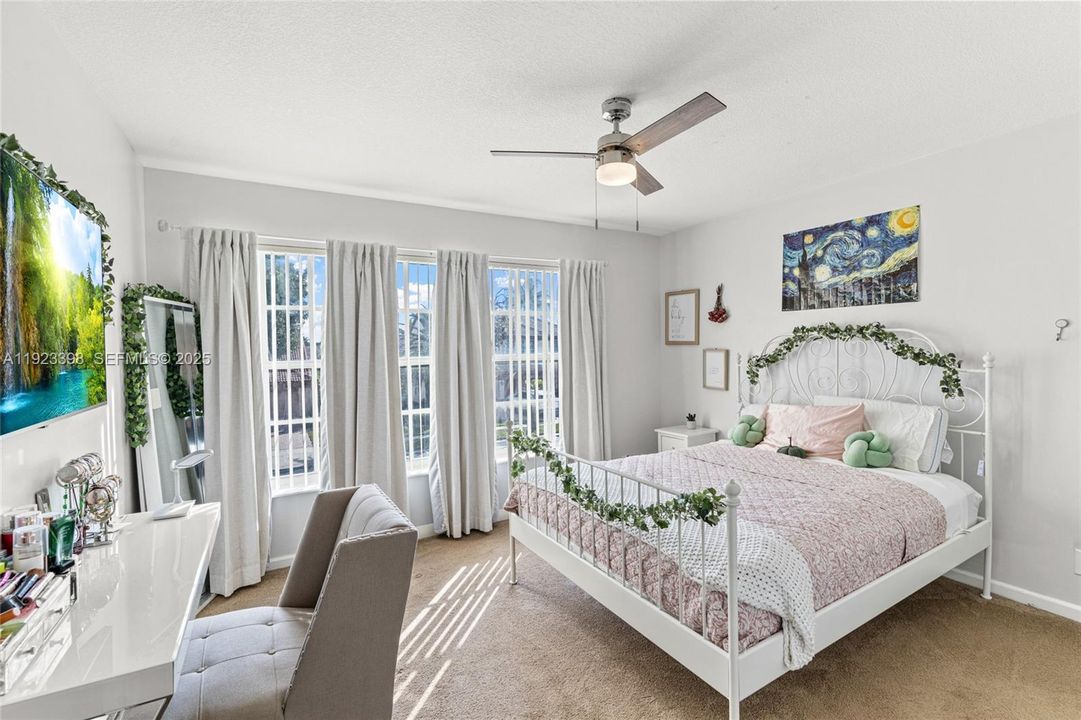 For Sale: $915,000 (5 beds, 3 baths, 3215 Square Feet)