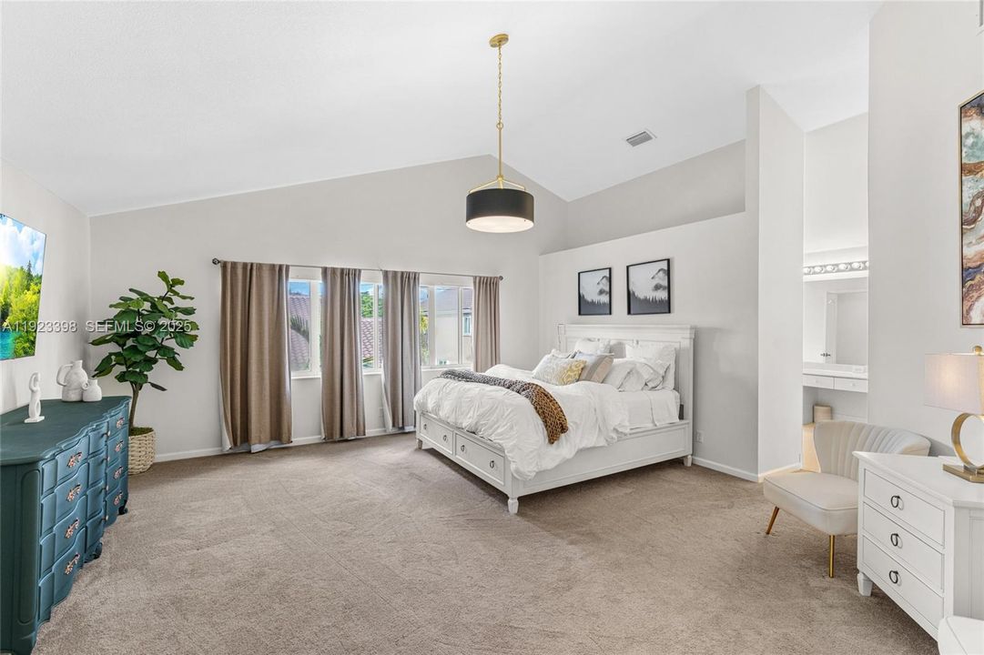 For Sale: $915,000 (5 beds, 3 baths, 3215 Square Feet)