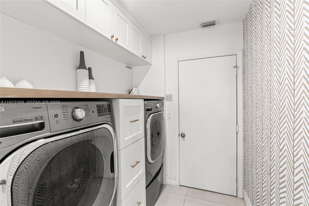 For Sale: $915,000 (5 beds, 3 baths, 3215 Square Feet)