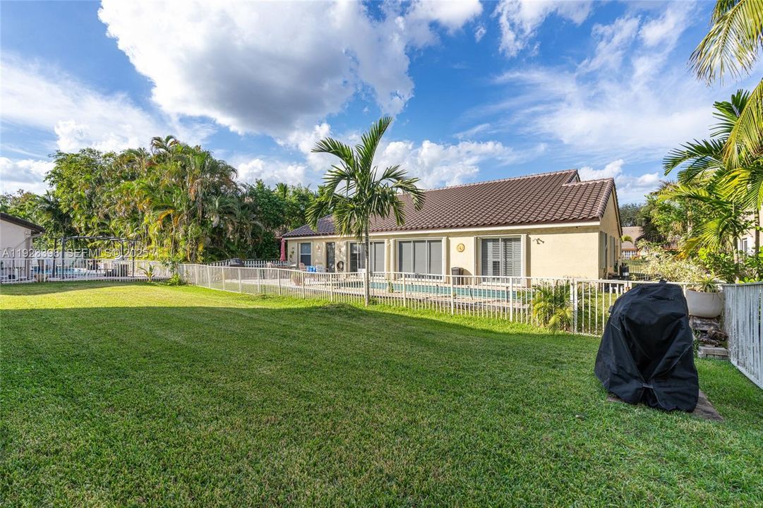 For Sale: $915,000 (5 beds, 3 baths, 3215 Square Feet)