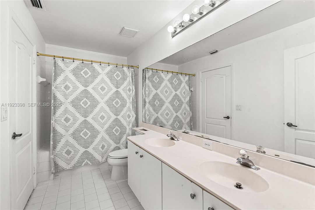 For Sale: $915,000 (5 beds, 3 baths, 3215 Square Feet)