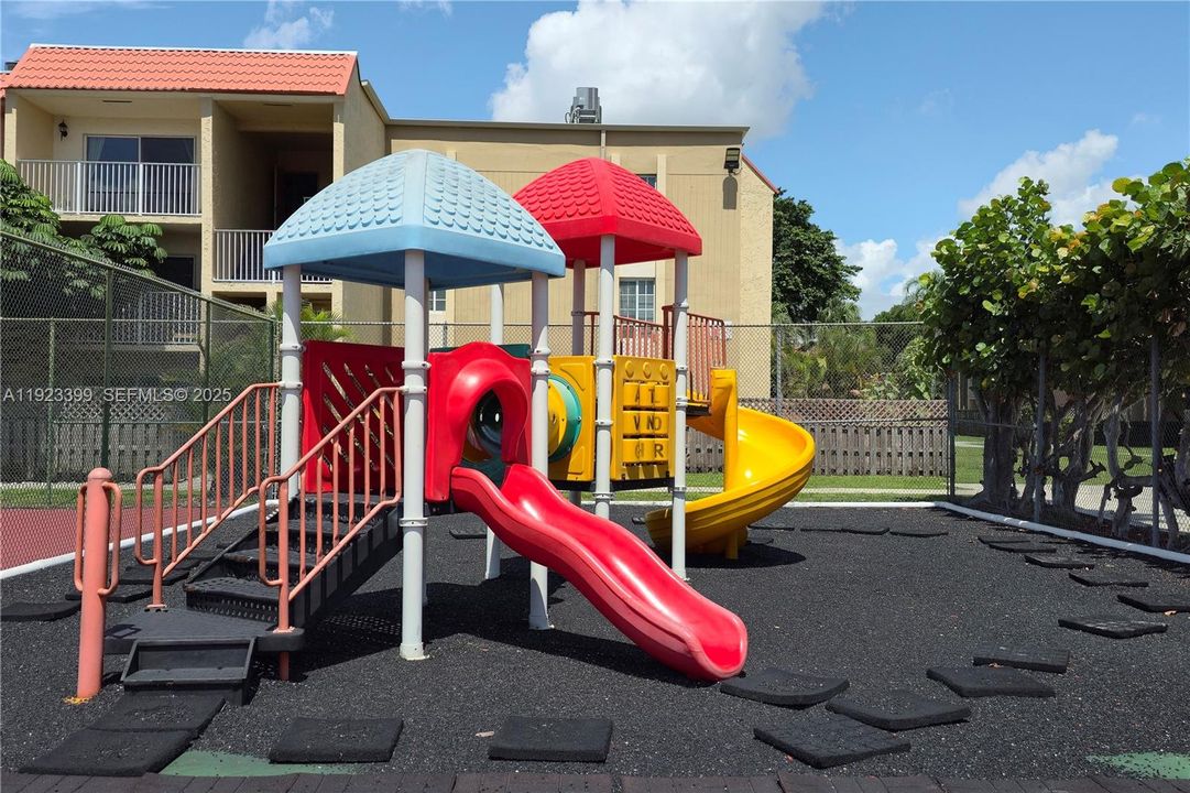 For Rent: $2,250 (2 beds, 2 baths, 1040 Square Feet)