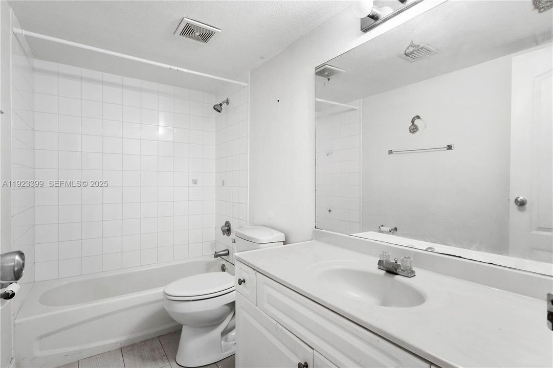 For Rent: $2,250 (2 beds, 2 baths, 1040 Square Feet)