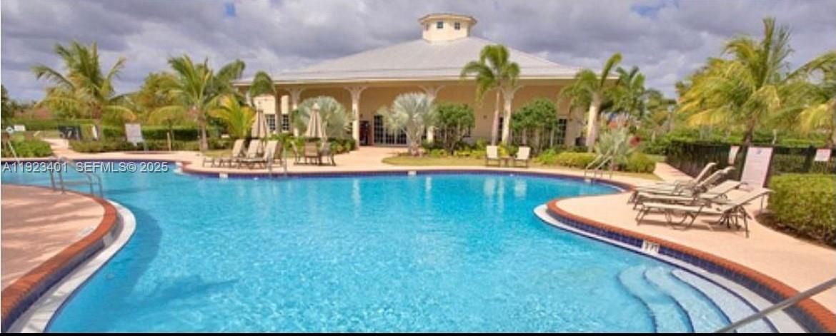 For Rent: $3,000 (3 beds, 2 baths, 1368 Square Feet)