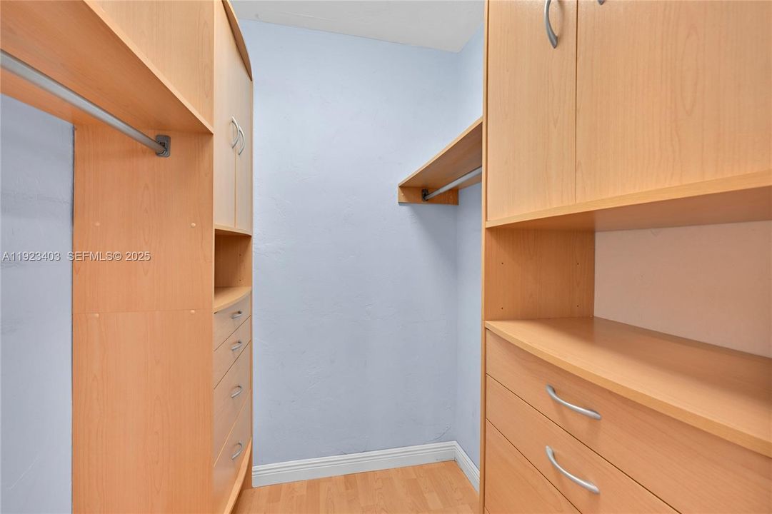 For Rent: $1,800 (2 beds, 2 baths, 984 Square Feet)