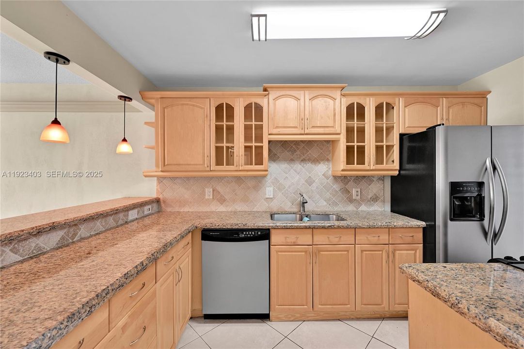 For Rent: $1,800 (2 beds, 2 baths, 984 Square Feet)