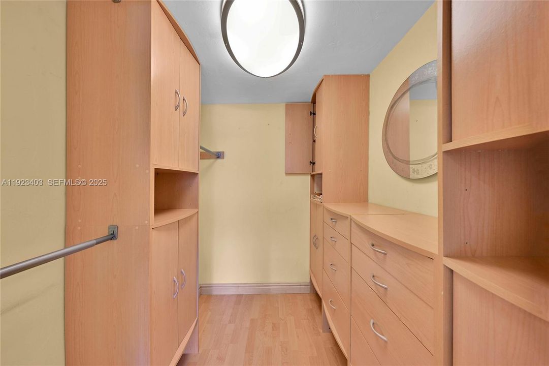 For Rent: $1,800 (2 beds, 2 baths, 984 Square Feet)