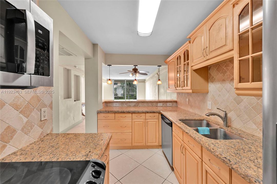 For Rent: $1,800 (2 beds, 2 baths, 984 Square Feet)