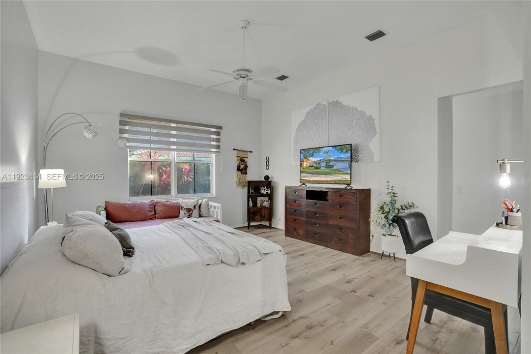 На продажу: $1,048,000 (4 спален, 2 ванн, 2674 Квадратных фут)