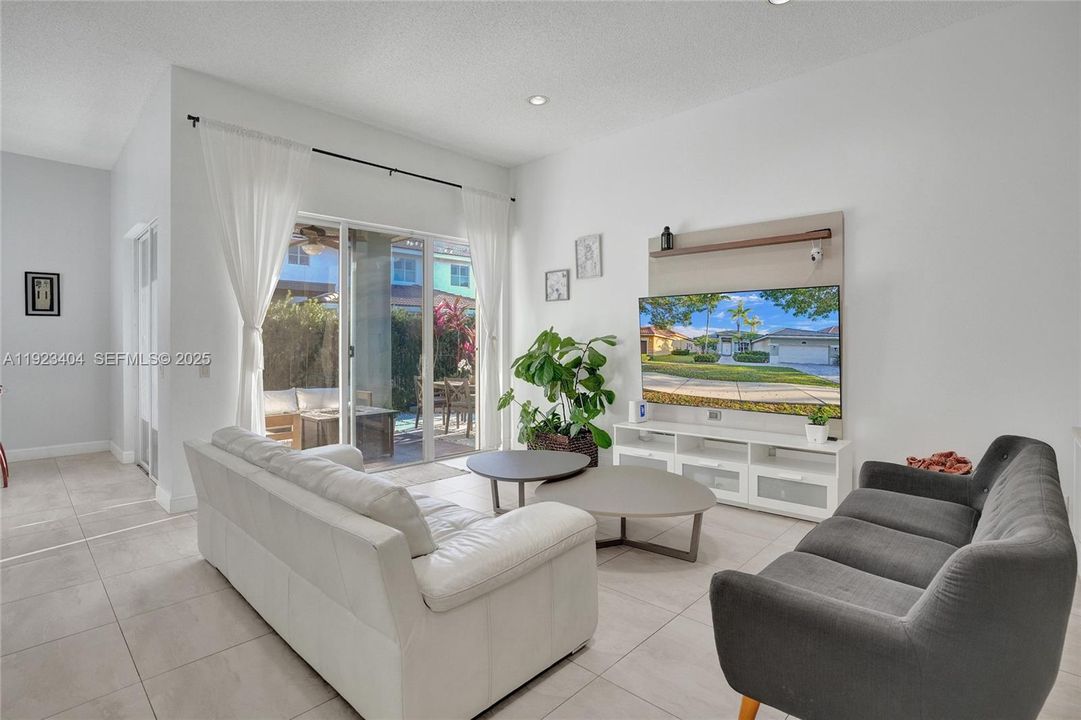 На продажу: $1,048,000 (4 спален, 2 ванн, 2674 Квадратных фут)