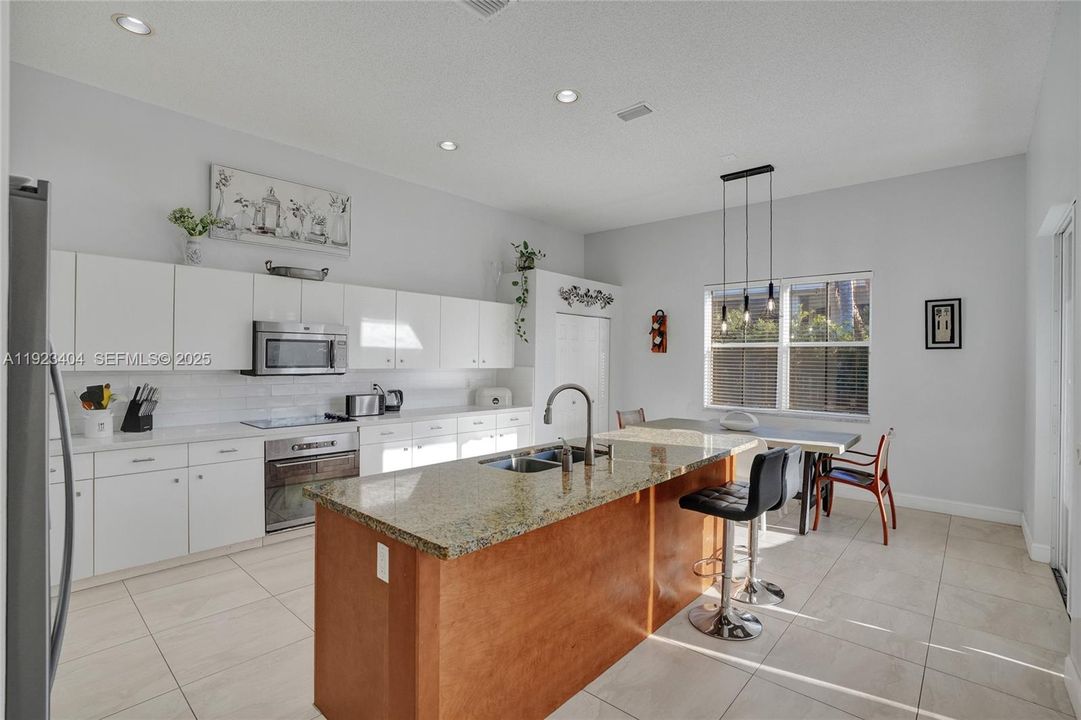 На продажу: $1,048,000 (4 спален, 2 ванн, 2674 Квадратных фут)