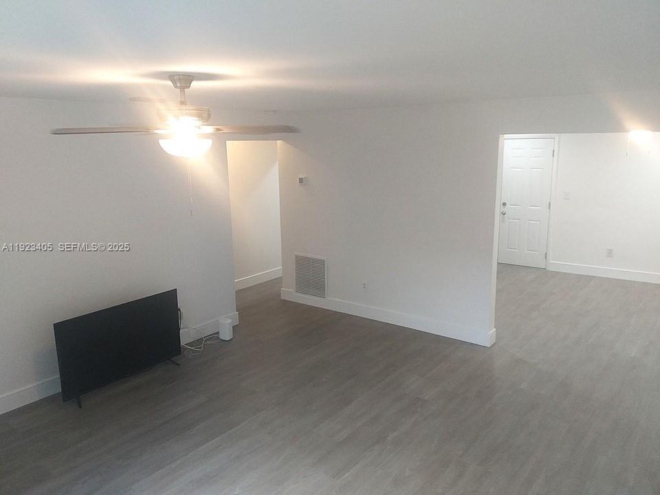 For Rent: $1,700 (1 beds, 1 baths, 2118 Square Feet)