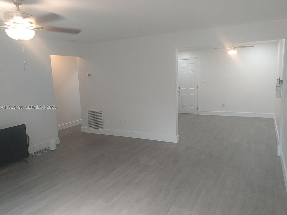 For Rent: $1,700 (1 beds, 1 baths, 2118 Square Feet)