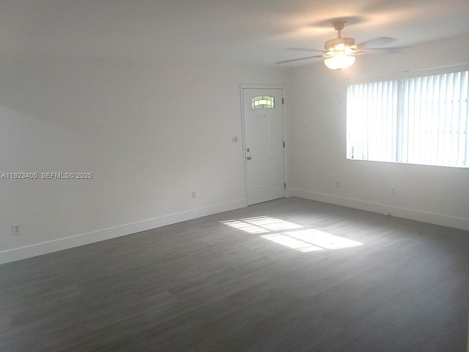 For Rent: $1,700 (1 beds, 1 baths, 2118 Square Feet)