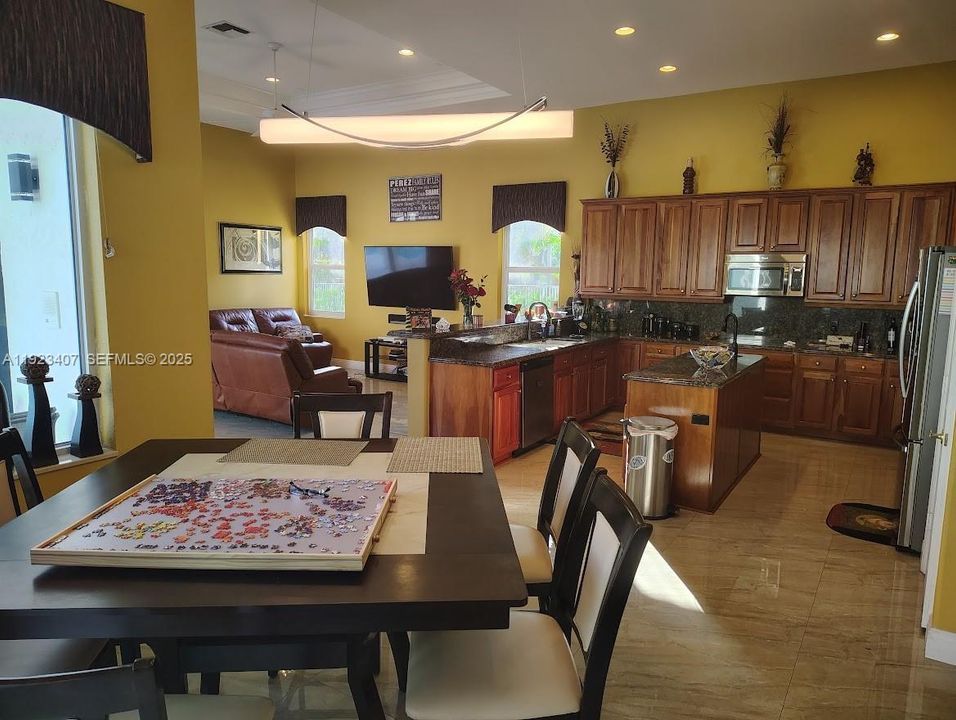 For Rent: $9,500 (4 beds, 5 baths, 4359 Square Feet)