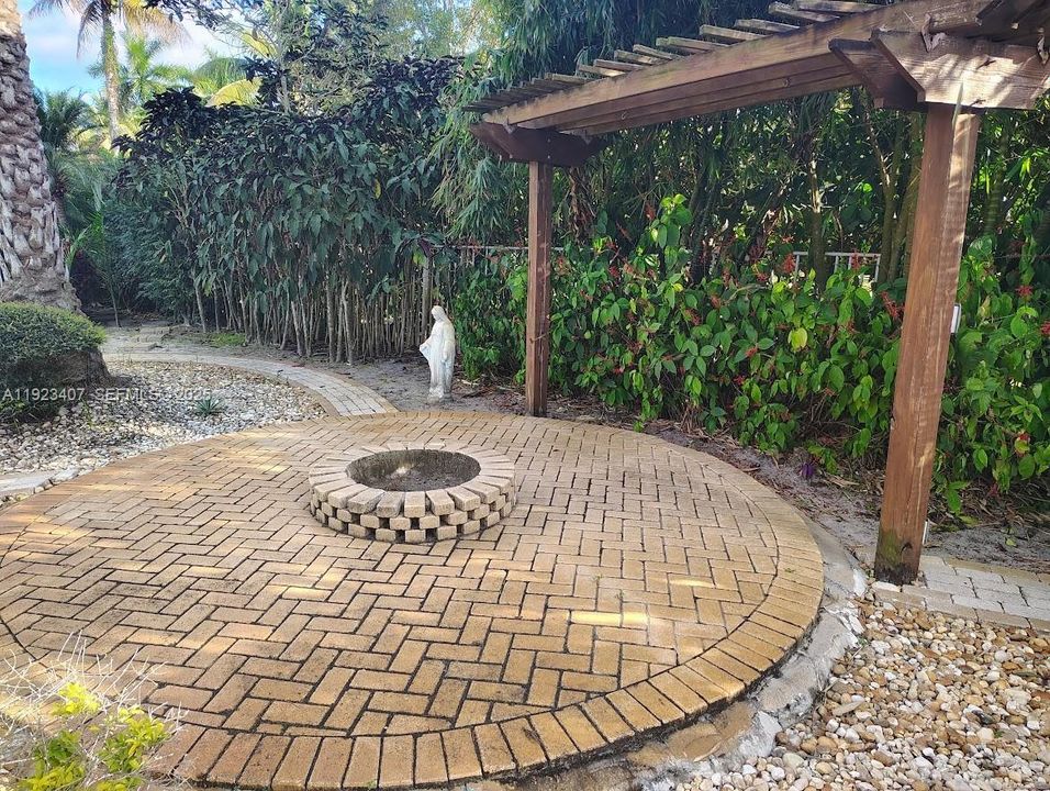 For Rent: $9,500 (4 beds, 5 baths, 4359 Square Feet)