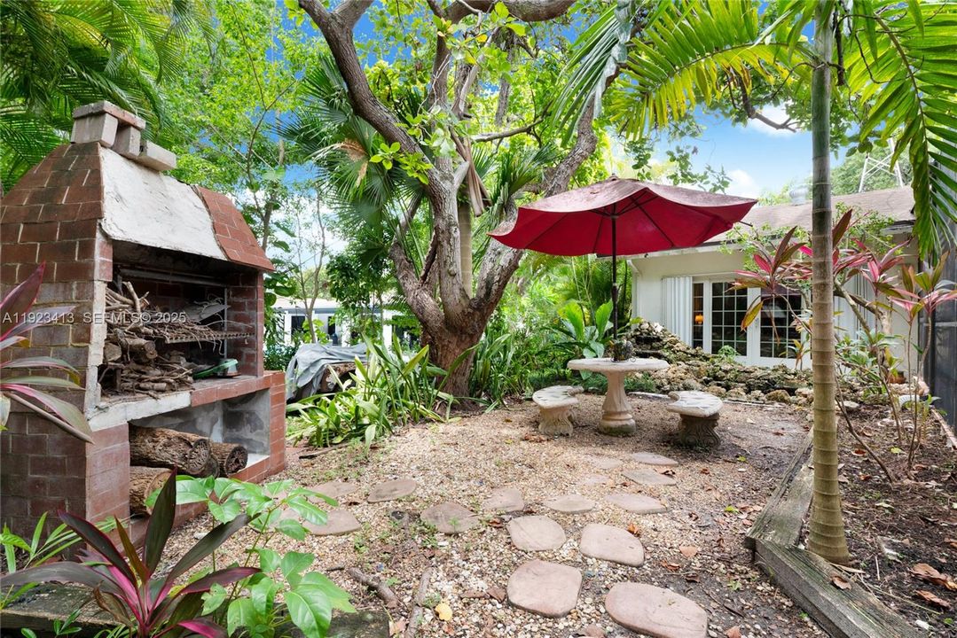 yard area right of patio