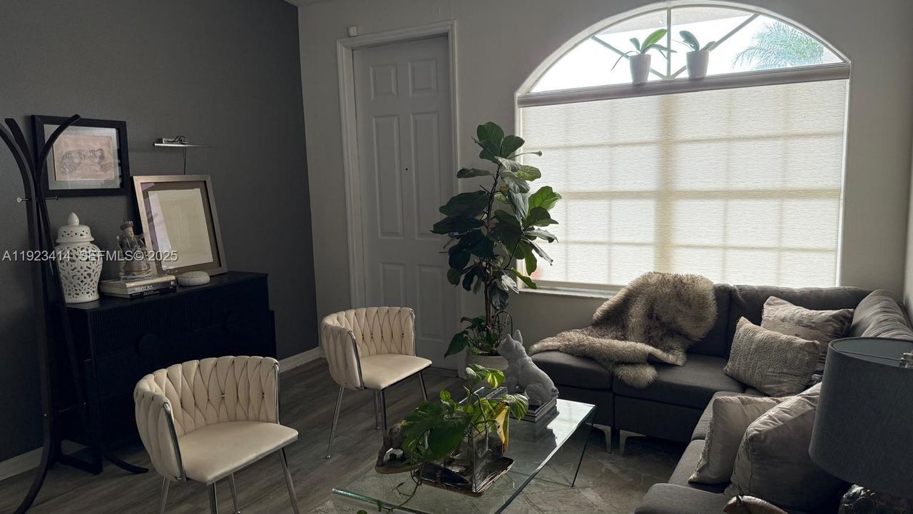 For Rent: $3,750 (3 beds, 2 baths, 1171 Square Feet)