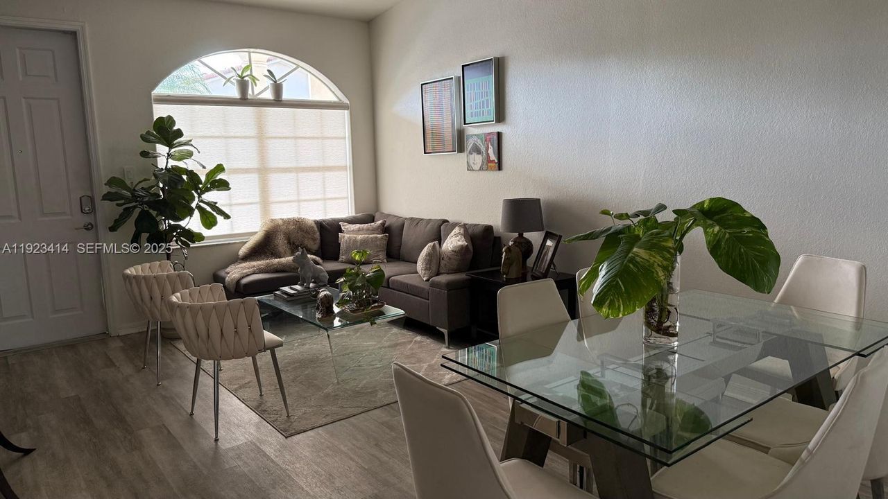 For Rent: $3,750 (3 beds, 2 baths, 1171 Square Feet)