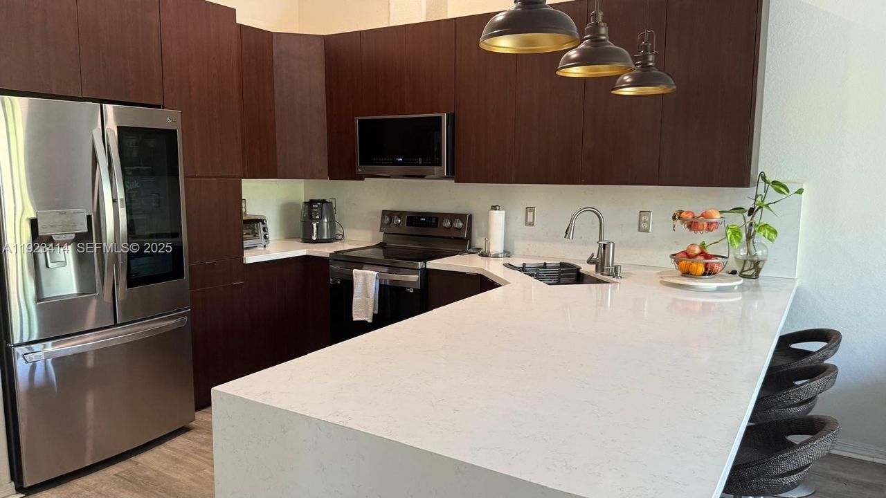 For Rent: $3,750 (3 beds, 2 baths, 1171 Square Feet)