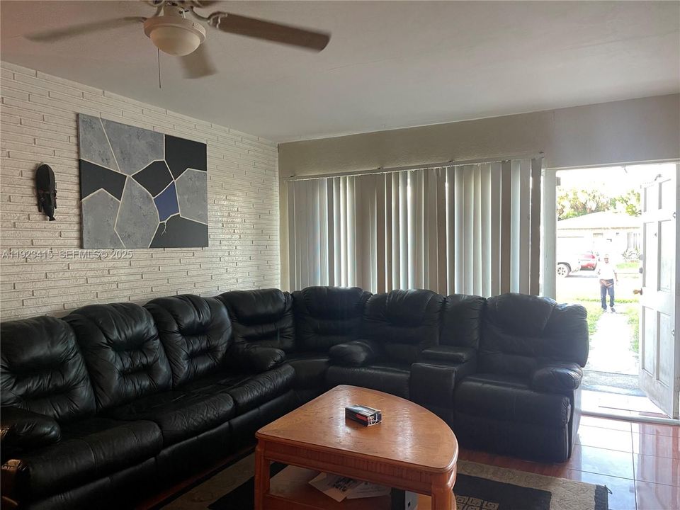For Sale: $400,000 (3 beds, 2 baths, 1516 Square Feet)