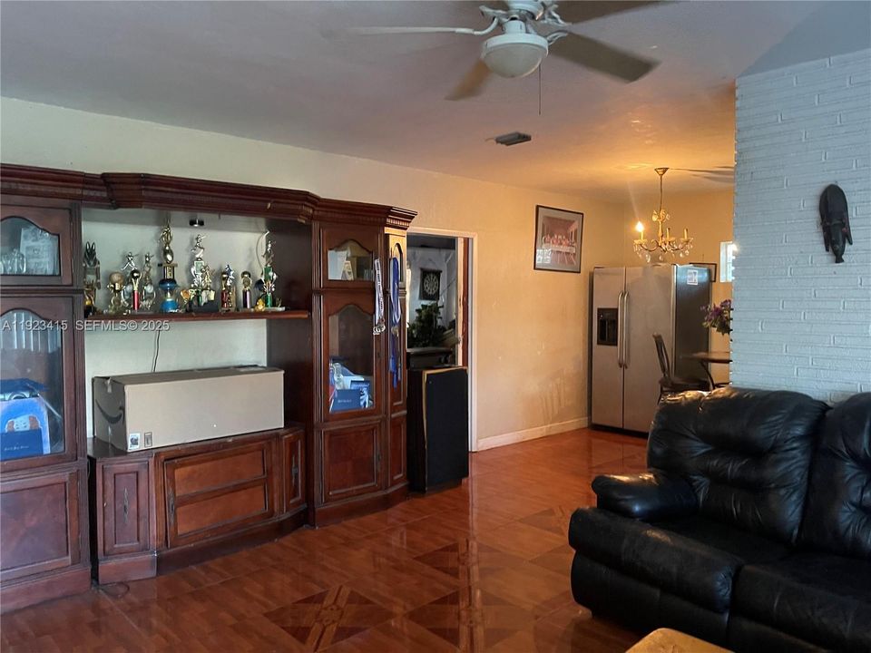 For Sale: $400,000 (3 beds, 2 baths, 1516 Square Feet)