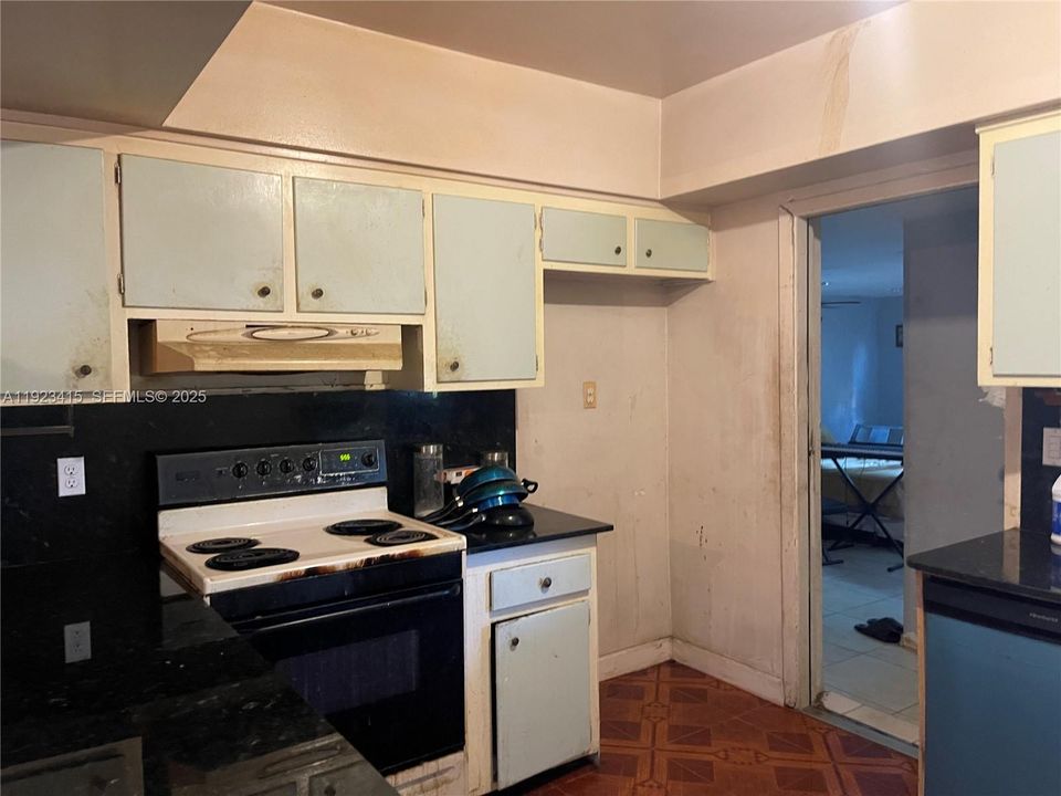 For Sale: $400,000 (3 beds, 2 baths, 1516 Square Feet)